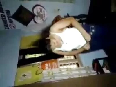 કિશોર દંપતિ Fucks રસોડામાં