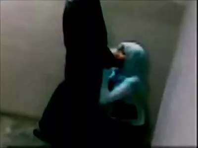 ફિટ ટીન બેબ ગોઇંગ ડાઉન