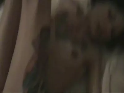 મીઠી સેક્સી ટીન તેના પુસી સાથે રમે છે